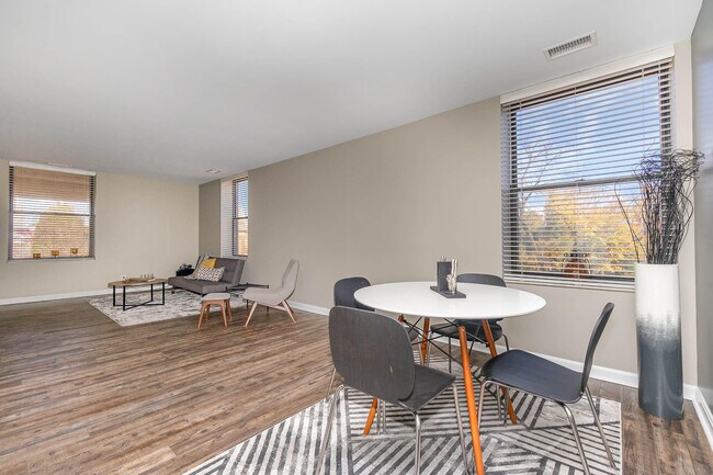 Building Photo - 323 E 2nd St