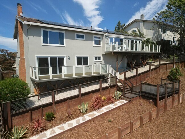 Building Photo - 208 Crestview Dr