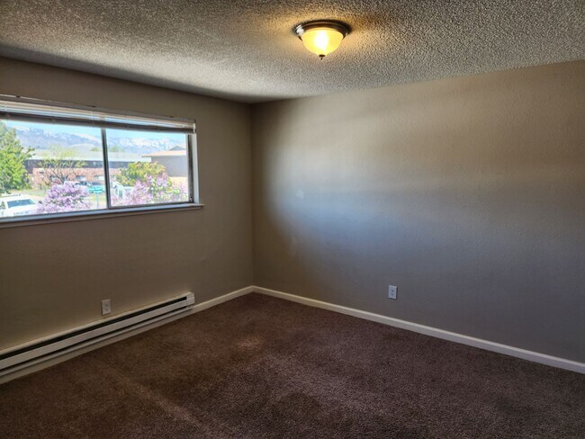 Building Photo - 2 Bedroom Townhouse With Great Freeway Access