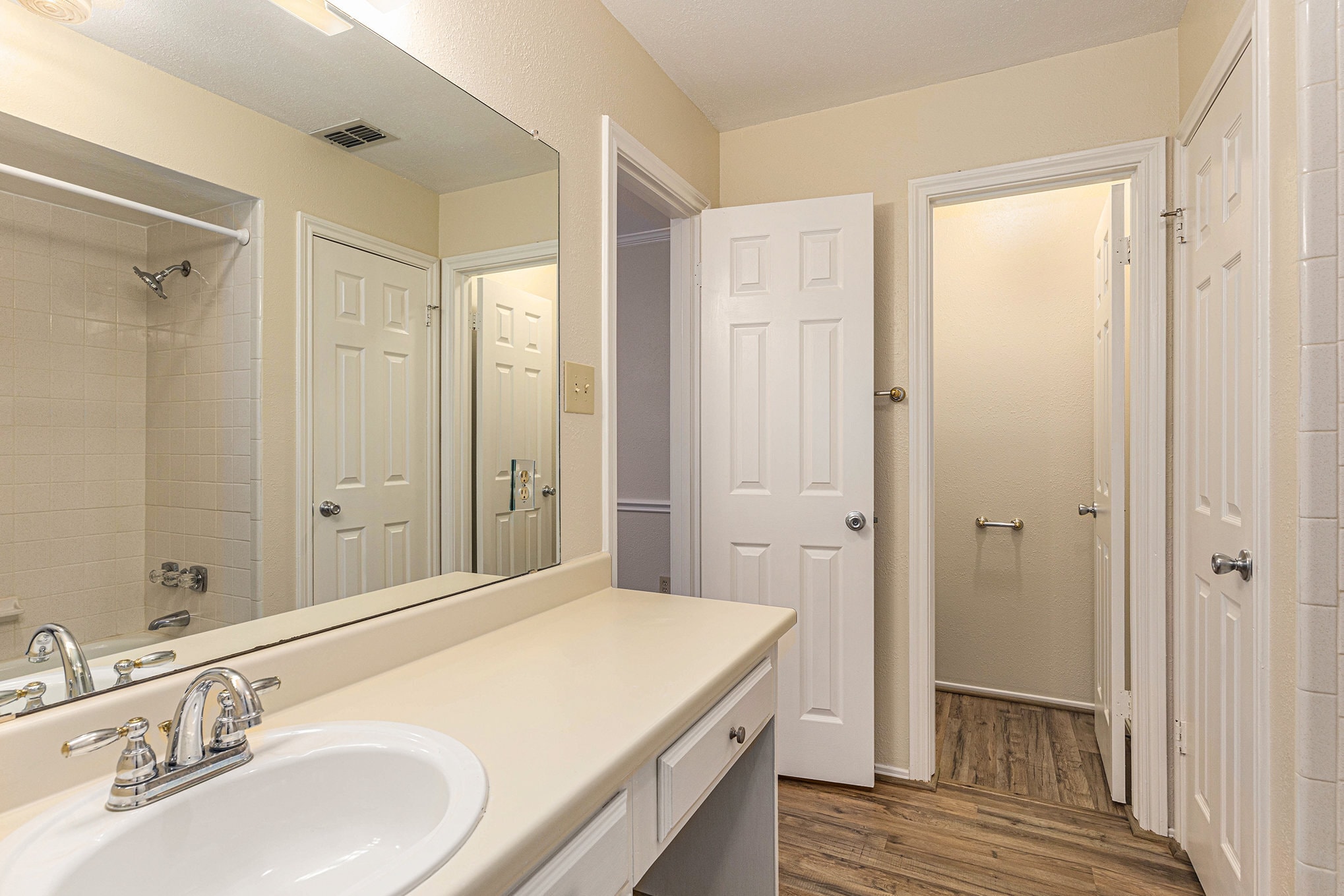 Guest Bath - 508 Clarence St