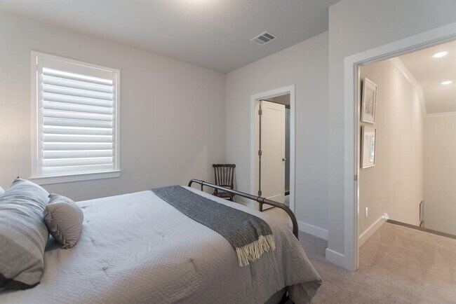 Building Photo - 71 Perennial Cyn Dr