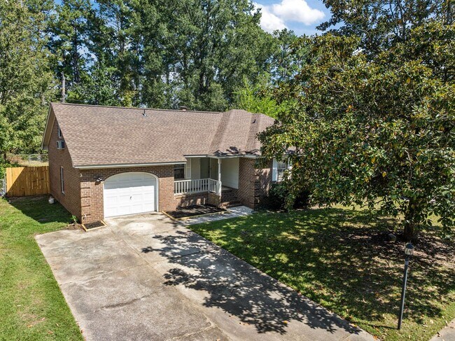 Building Photo - Charming Rental in Central Location