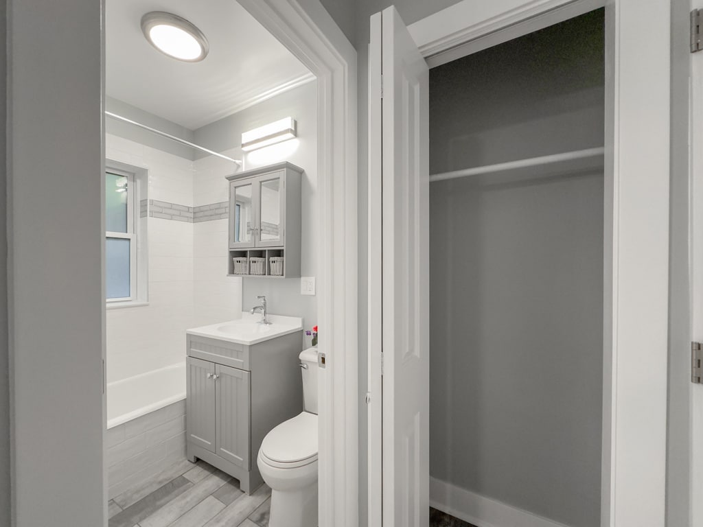 Building Photo - 2125 W Giddings St