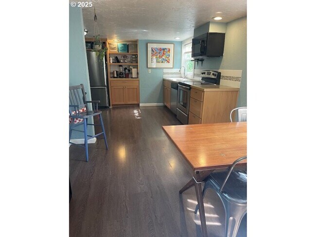 Building Photo - Home with Charm!