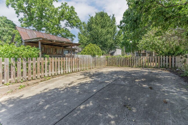 Building Photo - Charming 2 Bed 2 Bath Home on Historic Rus...
