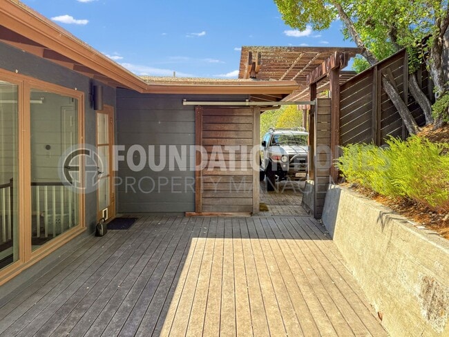 Building Photo - Stunning Home located at the end of a cul-...