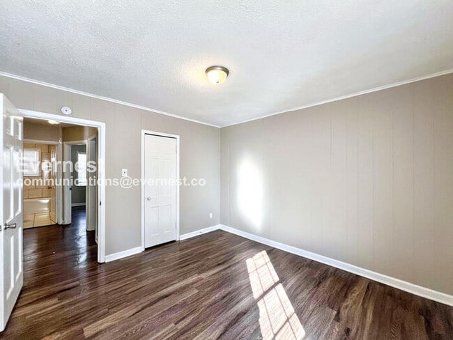 Building Photo - 3 Bed/2 Bath Home with Off Street Parking / Pet-Friendly / Vouchers Accepted / Available Now!