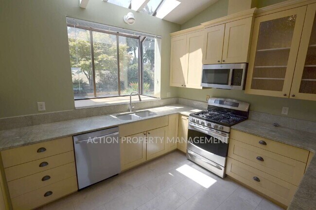 Building Photo - 3 bed 3 bath on 4.8 acres w/ beautiful water view