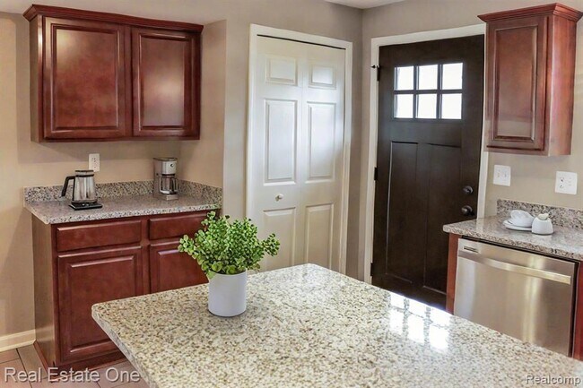 Building Photo - 121 N Shore Dr