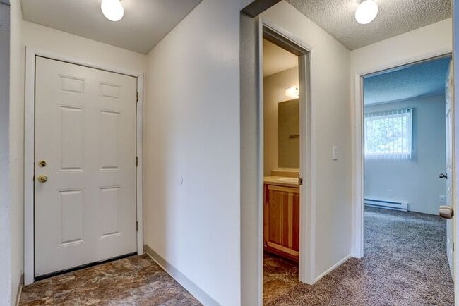 Building Photo - Remoduled 2x1 unit available Dec 1st!!