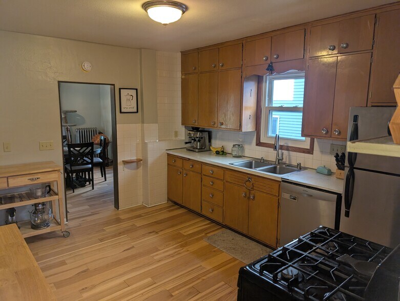 Kitchen - view to Livingroom - 2421 Upham St