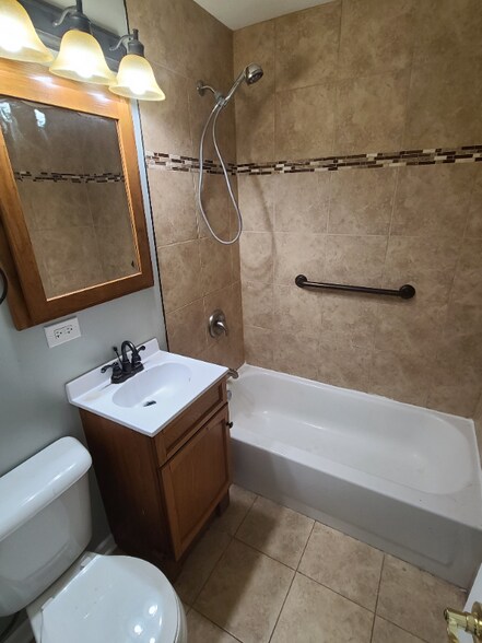 Building Photo - 202 E Streamwood Blvd