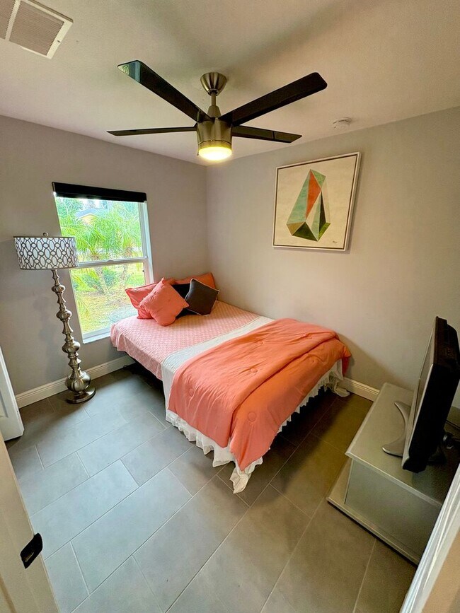 Building Photo - Spacious updated 4/2/2 Home Centrally Located in PSL!