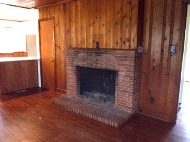 Building Photo - Charming 2 Bedroom 1 Bath Home in the Highly Desirable College Avenue Neighborhood