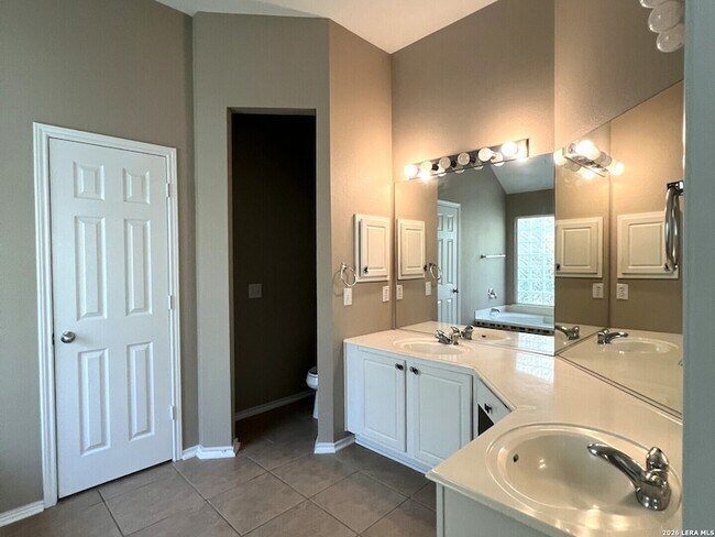 Building Photo - 4724 Green Bluff Dr