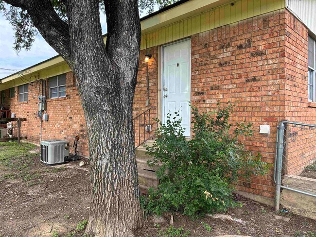 Building Photo - 1112 Northwood Dr