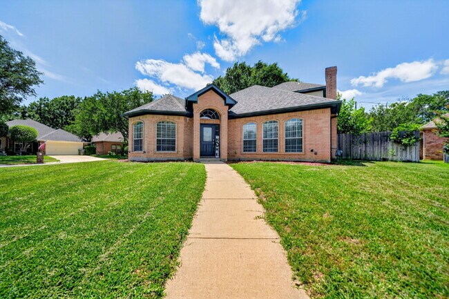 Building Photo - Exceptional Home in Arlington – Great Layout & Prime Location