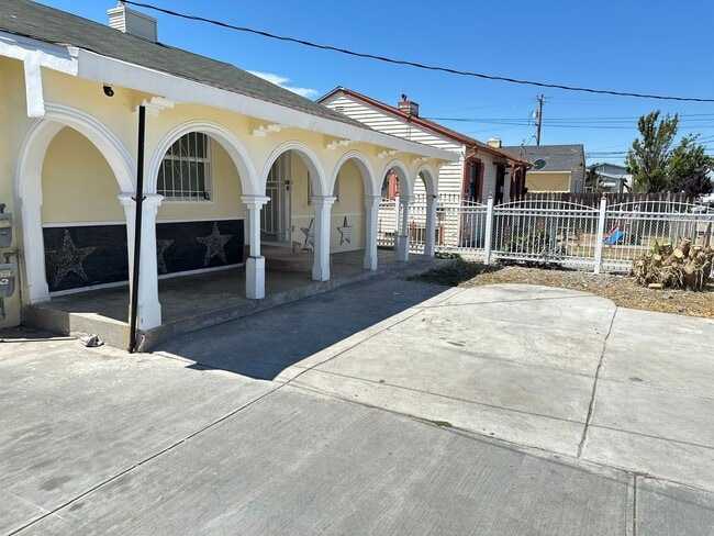 Building Photo - 3 Bedrooms 1  Bathroom  House In a Quiet A...