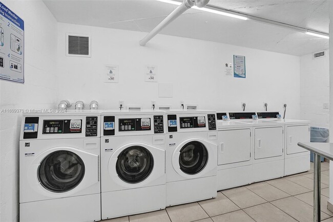 Laundry Facilities - 1000 Parkview Dr