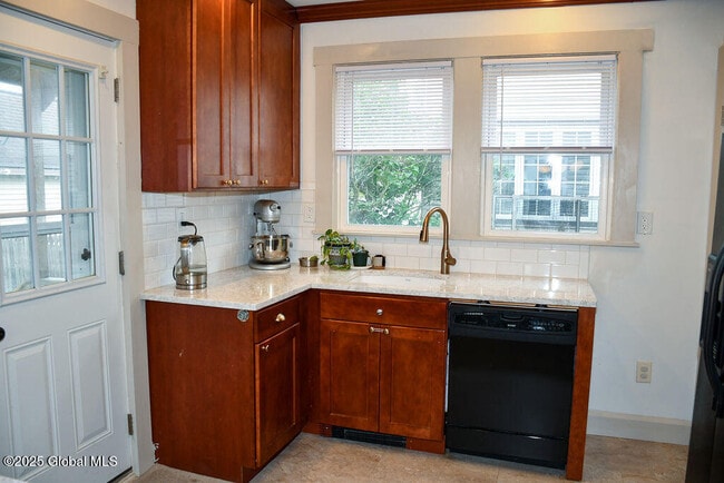 Building Photo - 53 Menand Rd