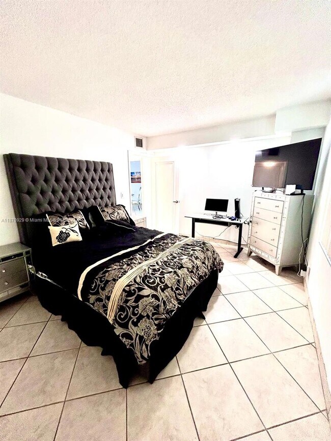 Building Photo - 3725 S Ocean Dr