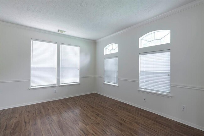 Building Photo - 2439 Shelby Park Dr