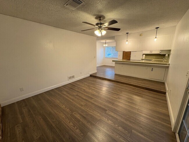 Building Photo - SW Visalia Home Available Now!