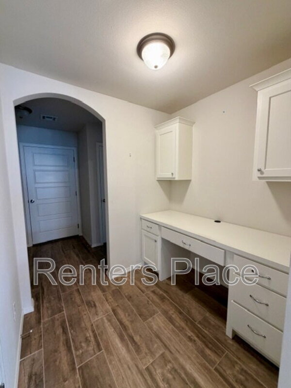 Building Photo - 1813 E Van Buren St