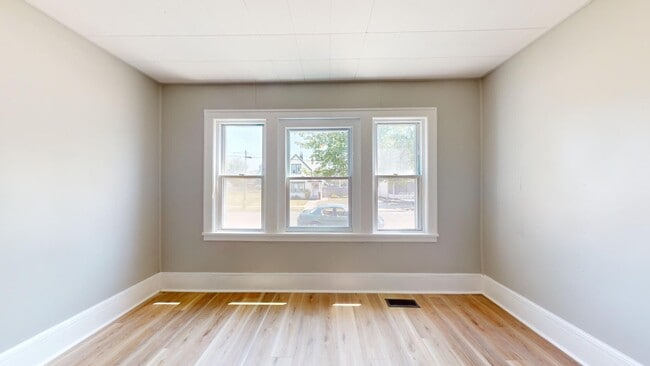 Building Photo - 3 Bed Single Family with Huge Kitchen and ...