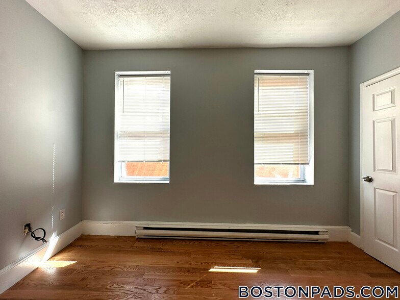 Building Photo - 151 Homestead St