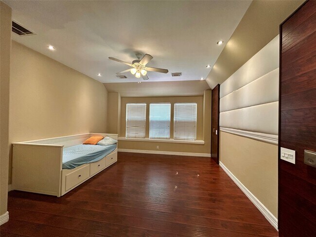 Building Photo - 5319 Lindenchase