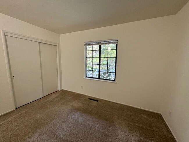 Building Photo - Wonderful 2 story home in Orinda