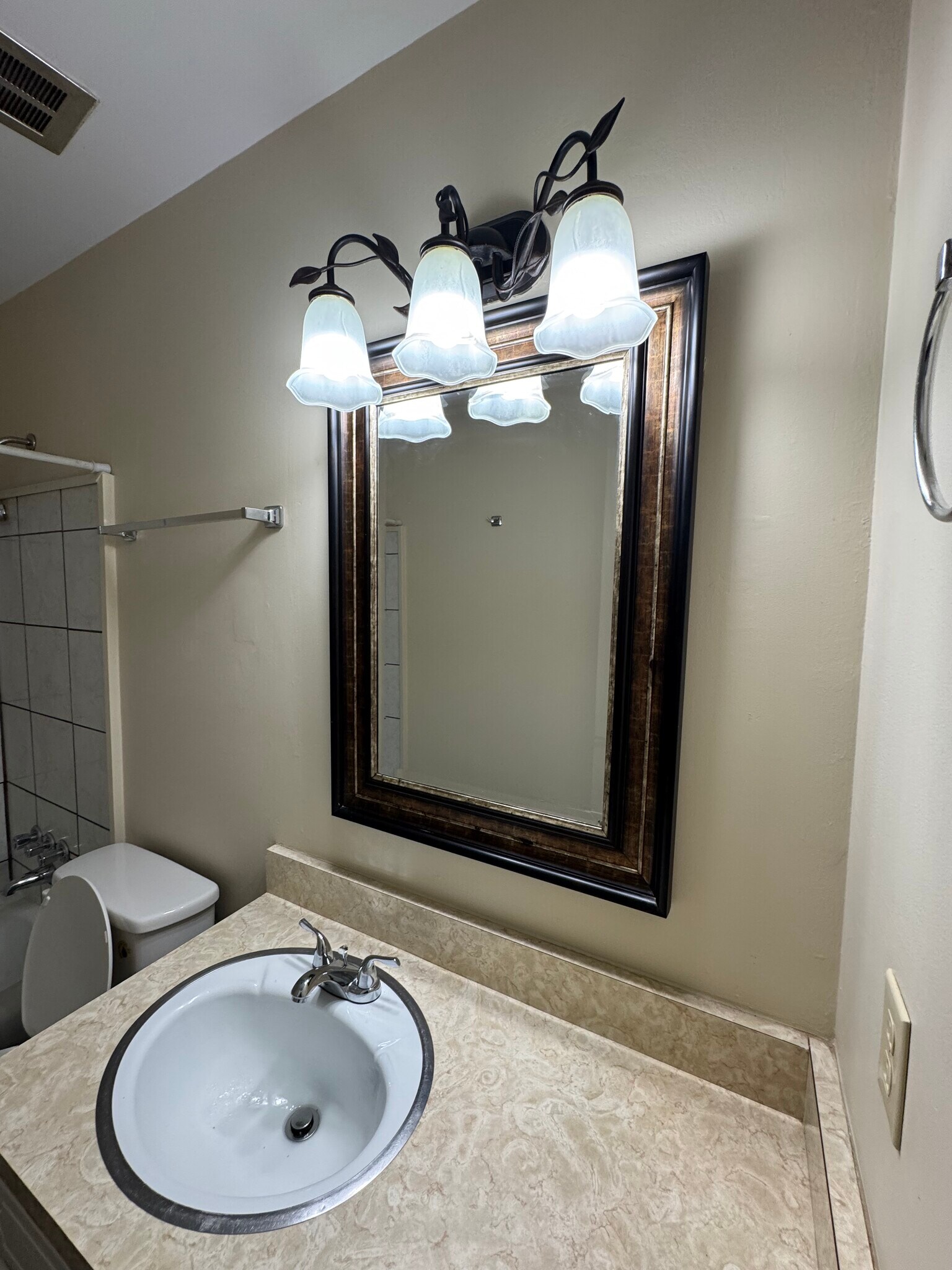 Building Photo - 1010 Country Club Rd