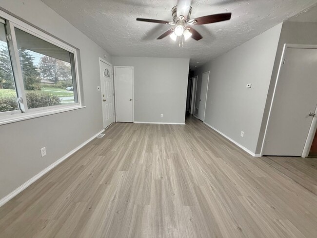 Building Photo - 3 bed 2 bath Great Neighborhood!!