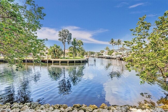 Building Photo - 516 SE 1st Cir