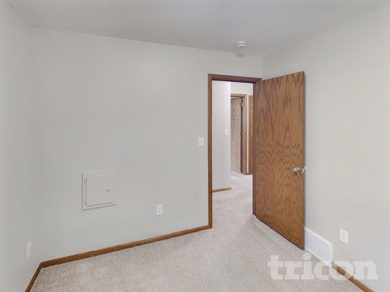Building Photo - 3301 Skyview Dr