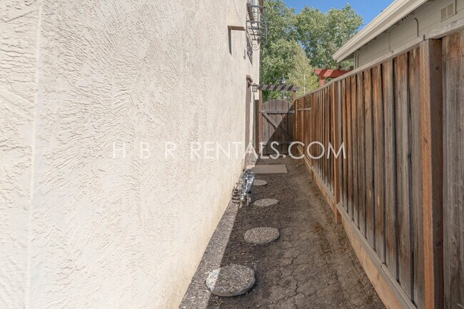Building Photo - 521 S Altura Ct