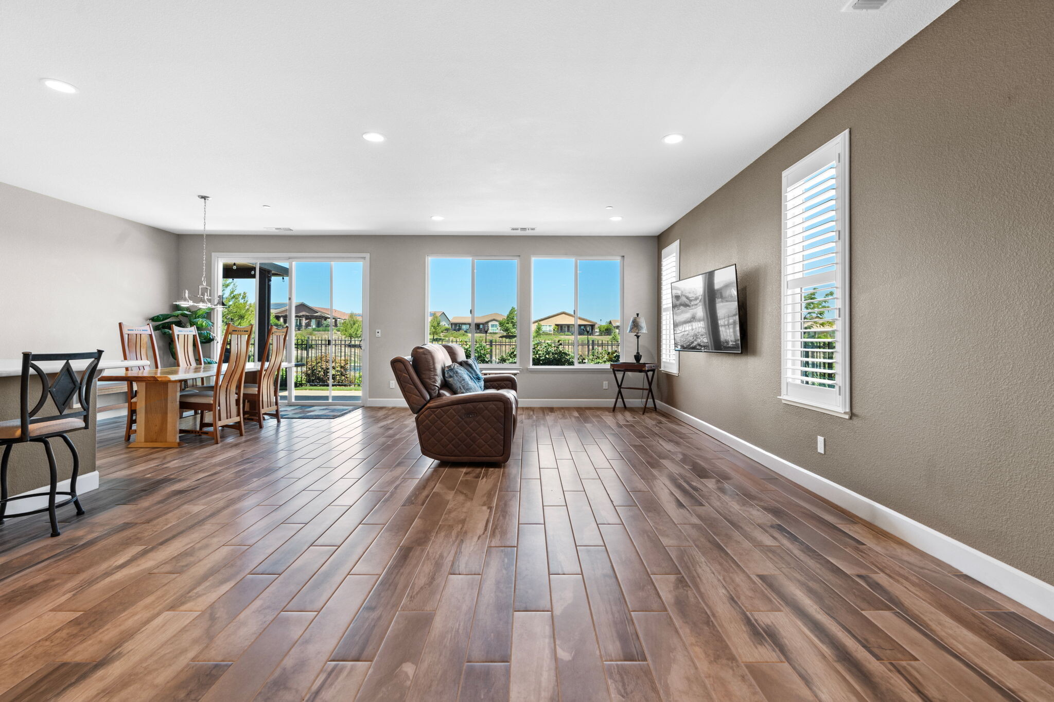 Building Photo - 377 Silver Ridge Dr
