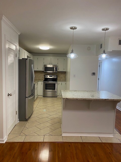 Building Photo - 1004 Woodland Vlg