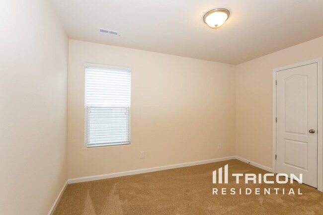 Building Photo - 1361 Waylon Ave