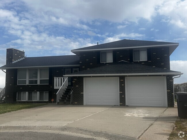 Building Photo - 2061 Royal Ct