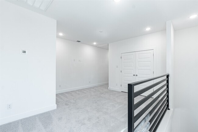 Building Photo - 610 E 41st St