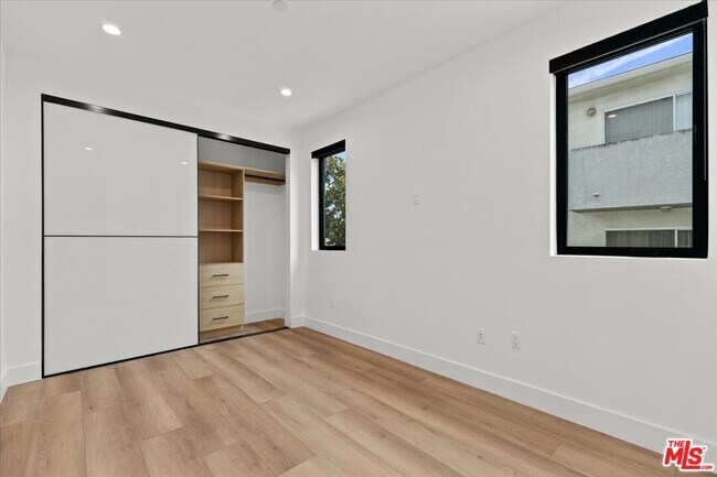 Building Photo - 4825 Satsuma Ave