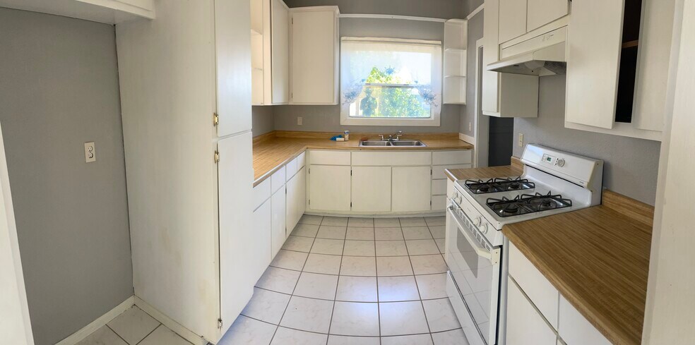 kitchen - 1234 Georgia St