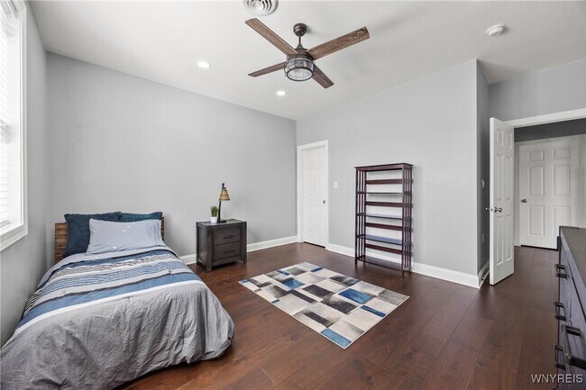 Building Photo - 5445 E Creek Rd