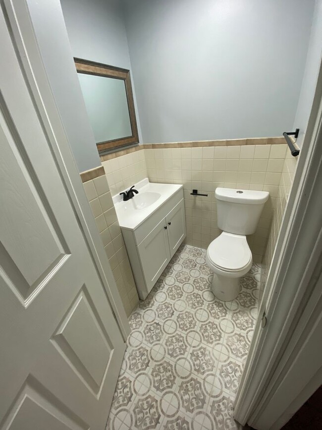 Building Photo - Large, Three-Bedroom Home in Devou Park