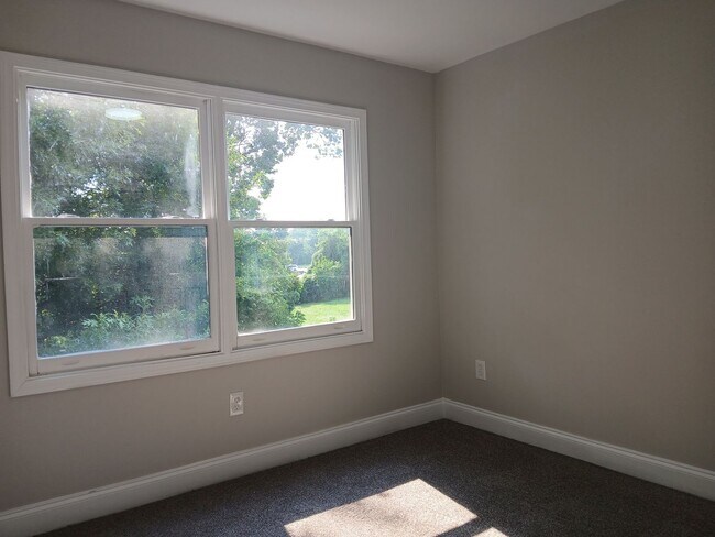 Building Photo - Amazing 3 Bedroom 2.5 Bath! Intown Living at a Price Below Market Off Street Parking