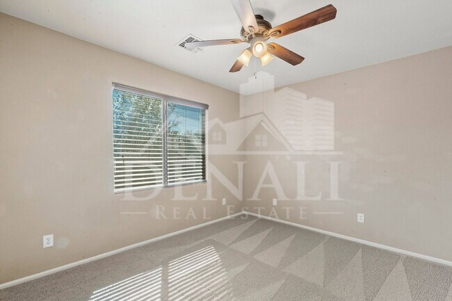 Building Photo - 1090 E Taylor Trail