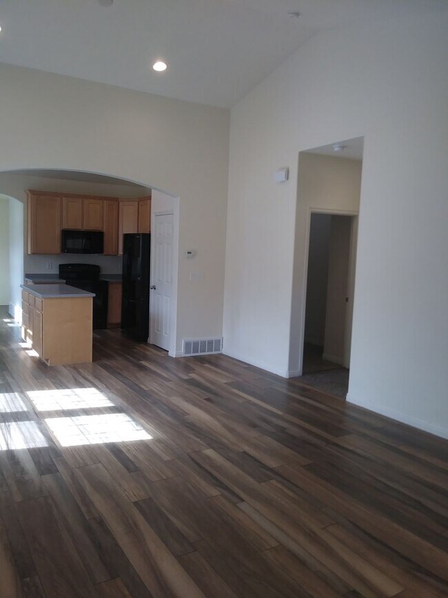 Building Photo - Gorgeous 5 Bedroom 3 Bathroom home in Lehi