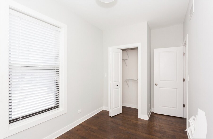 Building Photo - 1952 W Nelson St